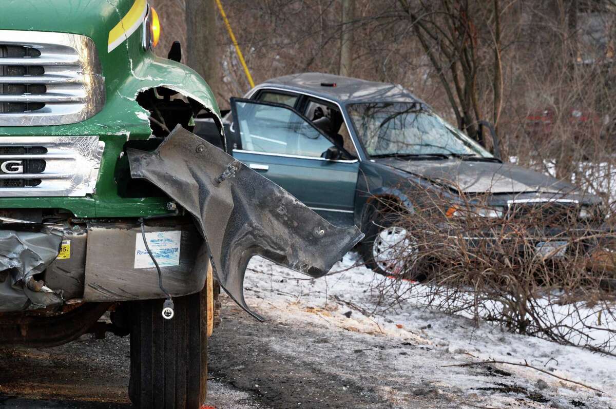 Troy man dies in Colonie crash