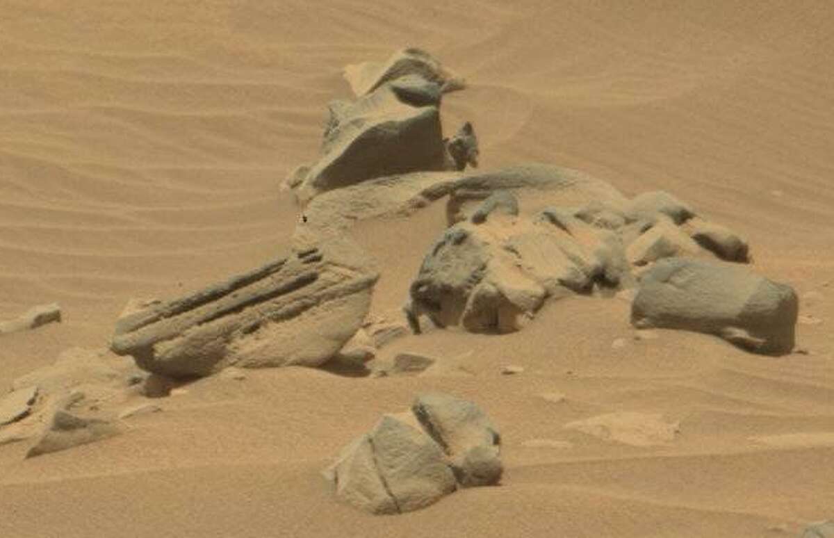 A cat statue on Mars?Observers scouring through NASA images from Mars believe this pile of rocks looks like a broken cat statue, perhaps built in tribute to earthly felines. Can you see it?