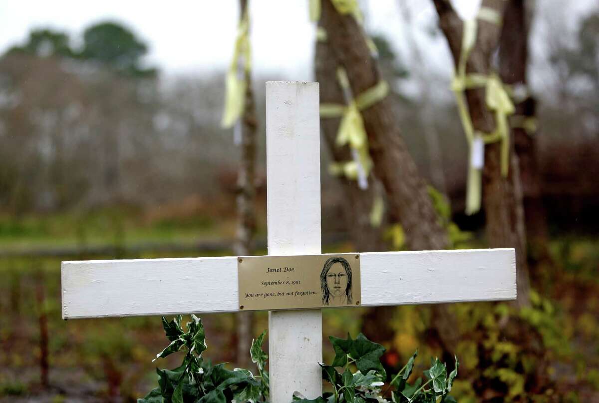 A cross erected in the memory of an unidentified woman, known as Janet Doe. She was the fourth victim found in the Texas killing fields. Her body was discovered Sept. 8, 1991. ( Gary Coronado / Houston Chronicle )