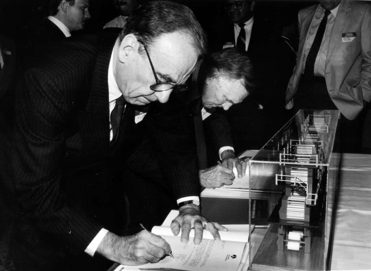 Rupert Murdoch (left) and Express-News Publisher Charles Kilpatrick sign an agreement for expansion in this Sept. 21, 1989, photo.