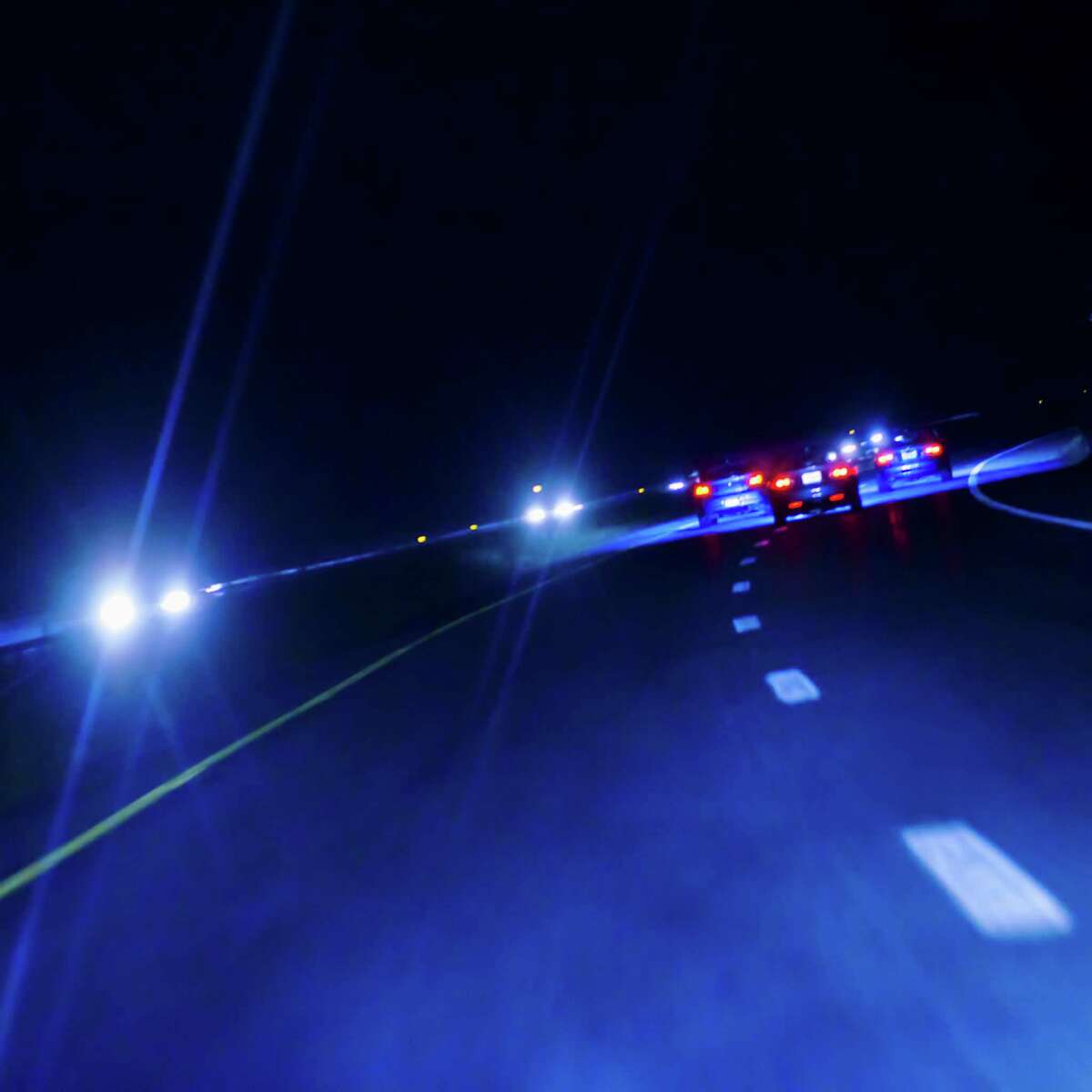 There are 12 signs that police look for when spotting a possible drunken driver. Here's what they look for:1. Weaving across lane lines When officers see a car cutting past lines that divide lanes, it could mean that the driver is under the influence of drugs or alcohol.
