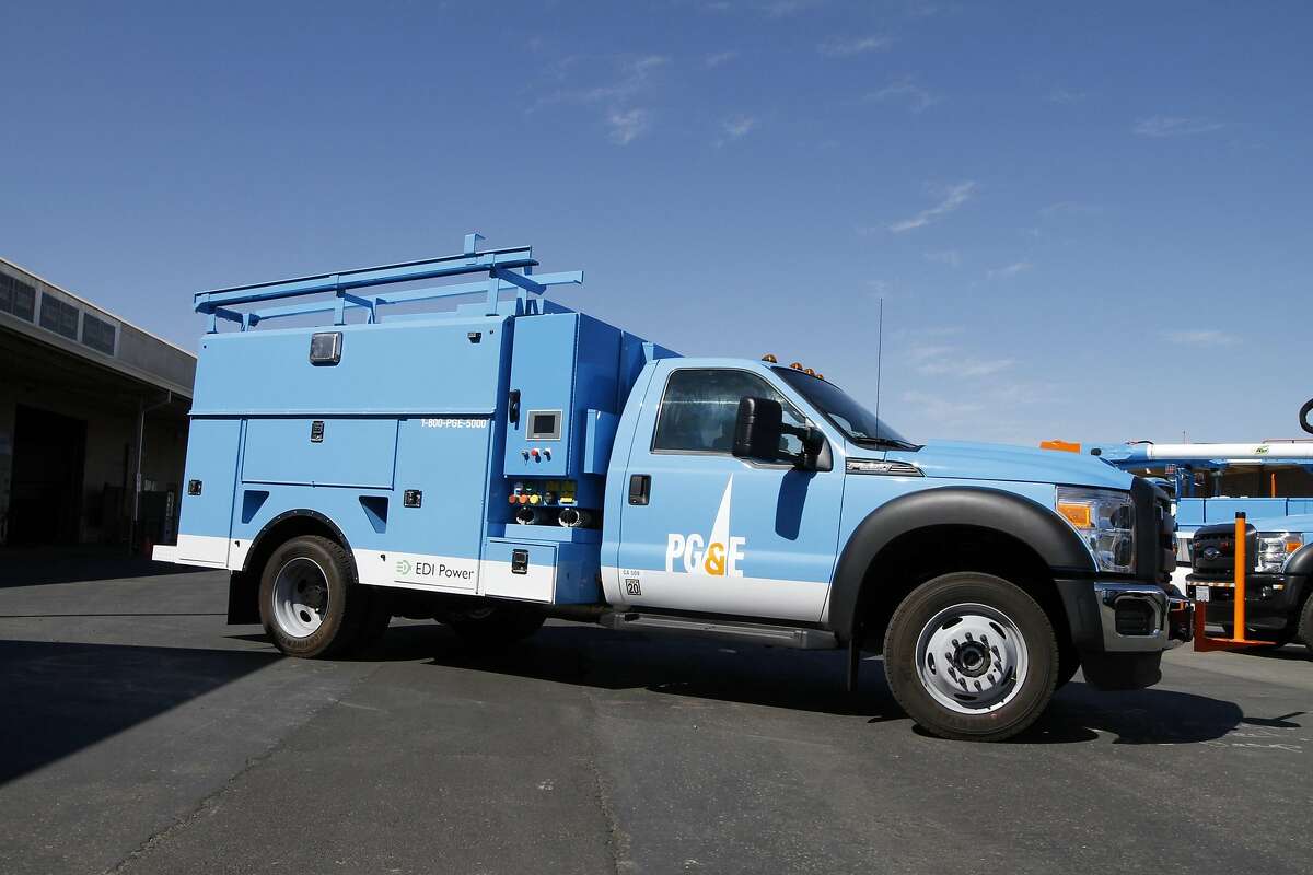 PG&E's Efficient Drivetrains Inc (EDI) Class 5 plug-in hybrid utility truck. The unit featues 120 kilowatts exportable power, enough to provide emergency power for up to 100 homes during an outage. 40 miles all-electric range, gas-hybrid after that.