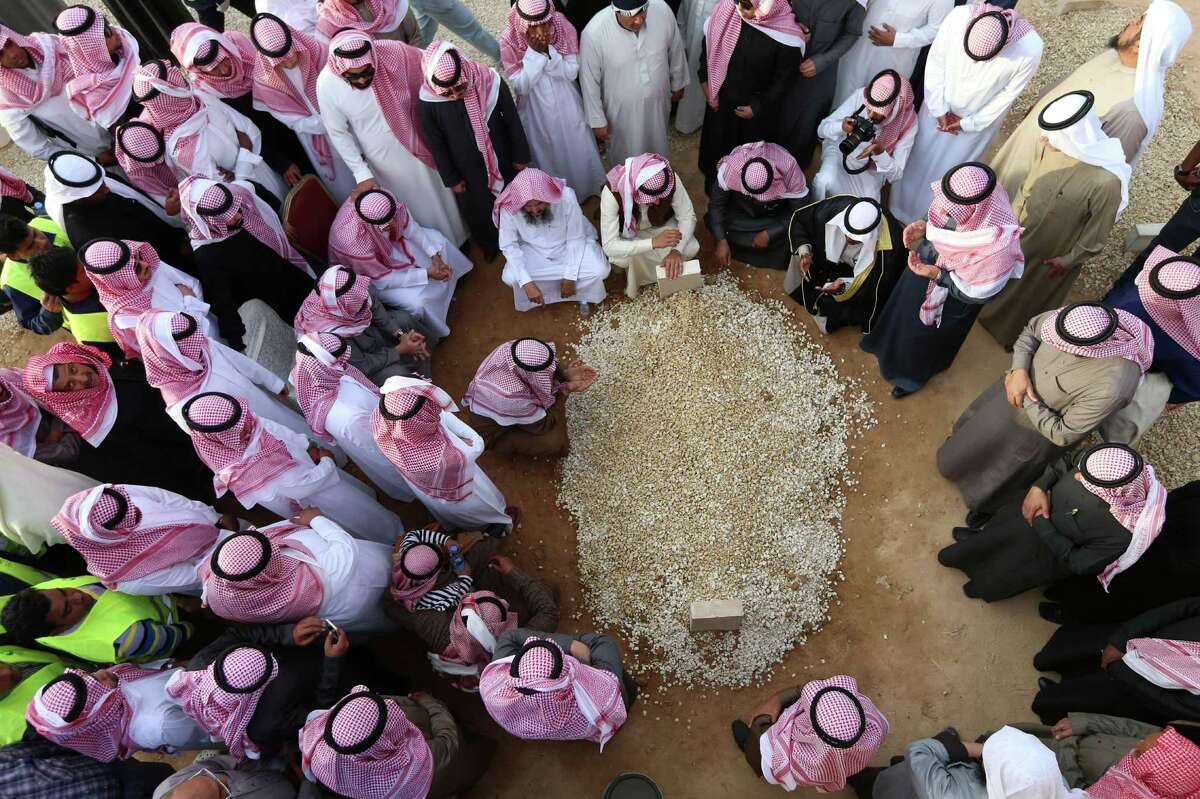 Mourners gather around the grave of Saudi Arabia's King Abdullah at the Al-Oud cemetary in Riyadh on January 23, 2015 following his death in the early hours of the morning. Foreign leaders gathered in the Saudi capital for the funeral of the ruler of the world's top oil exporter and the spiritual home of Islam. AFP PHOTO / MOHAMMED MASHHURMOHAMMED MASHHUR/AFP/Getty Images