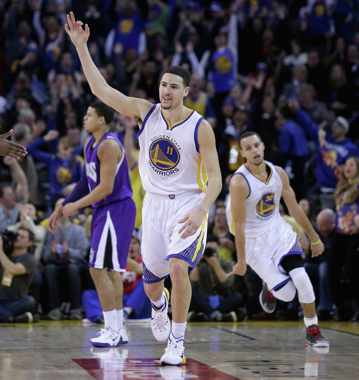 The Warriors’ Klay Thompson holds up his hot hand after one of his nine three-pointers in the third quarter.