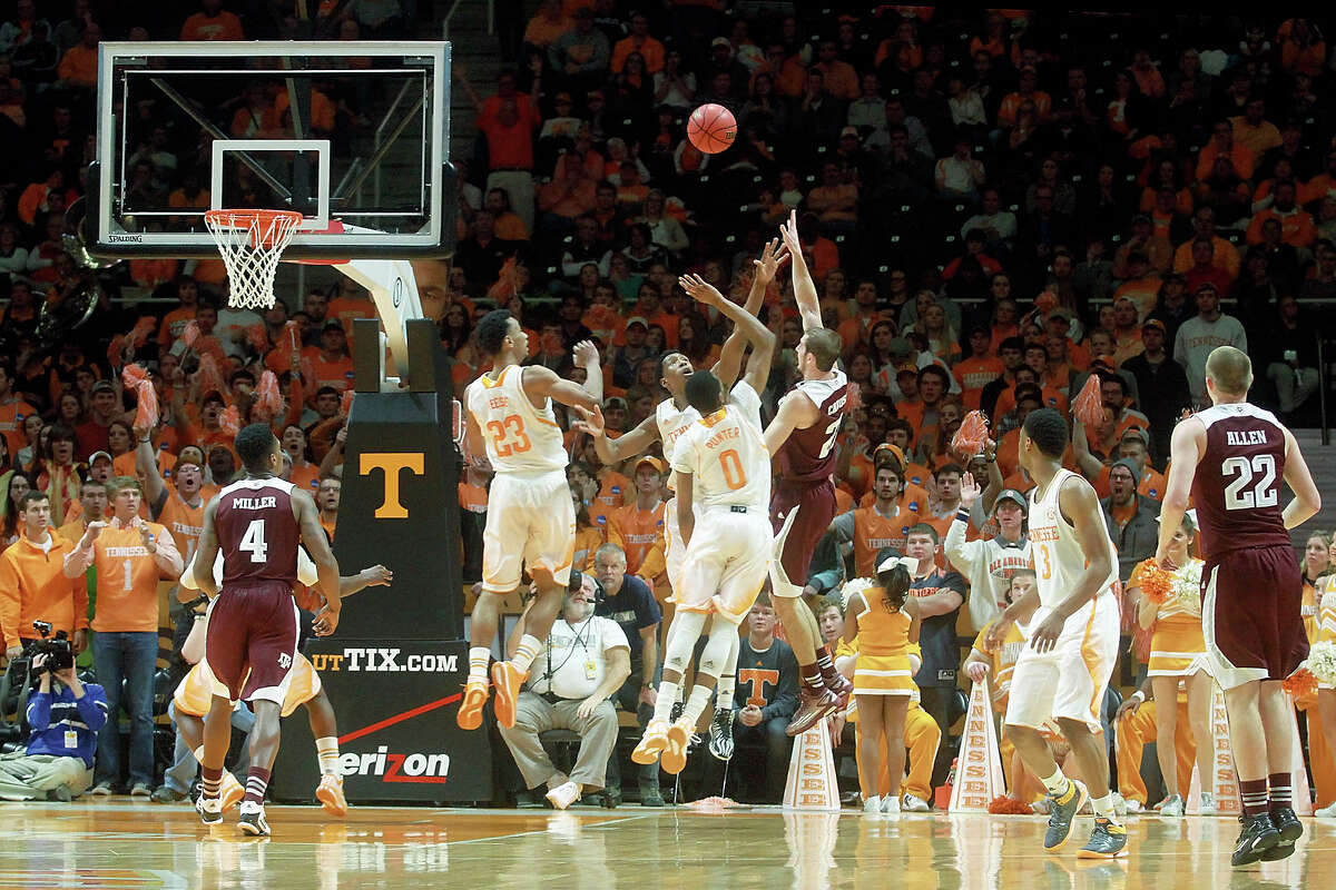 Texas A&M guard Alex Caruso (21) shoots over Tennessee defenders. Caruso finished the game with 13 pionts.