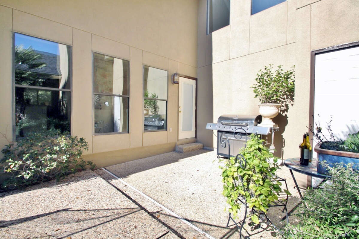 Beautifully updated Deerfield Home