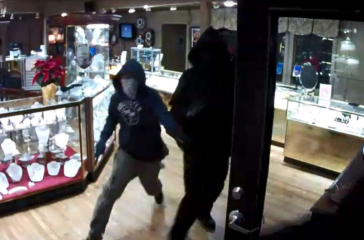 Jewelry clerk fires shots at Richmond robbery suspects