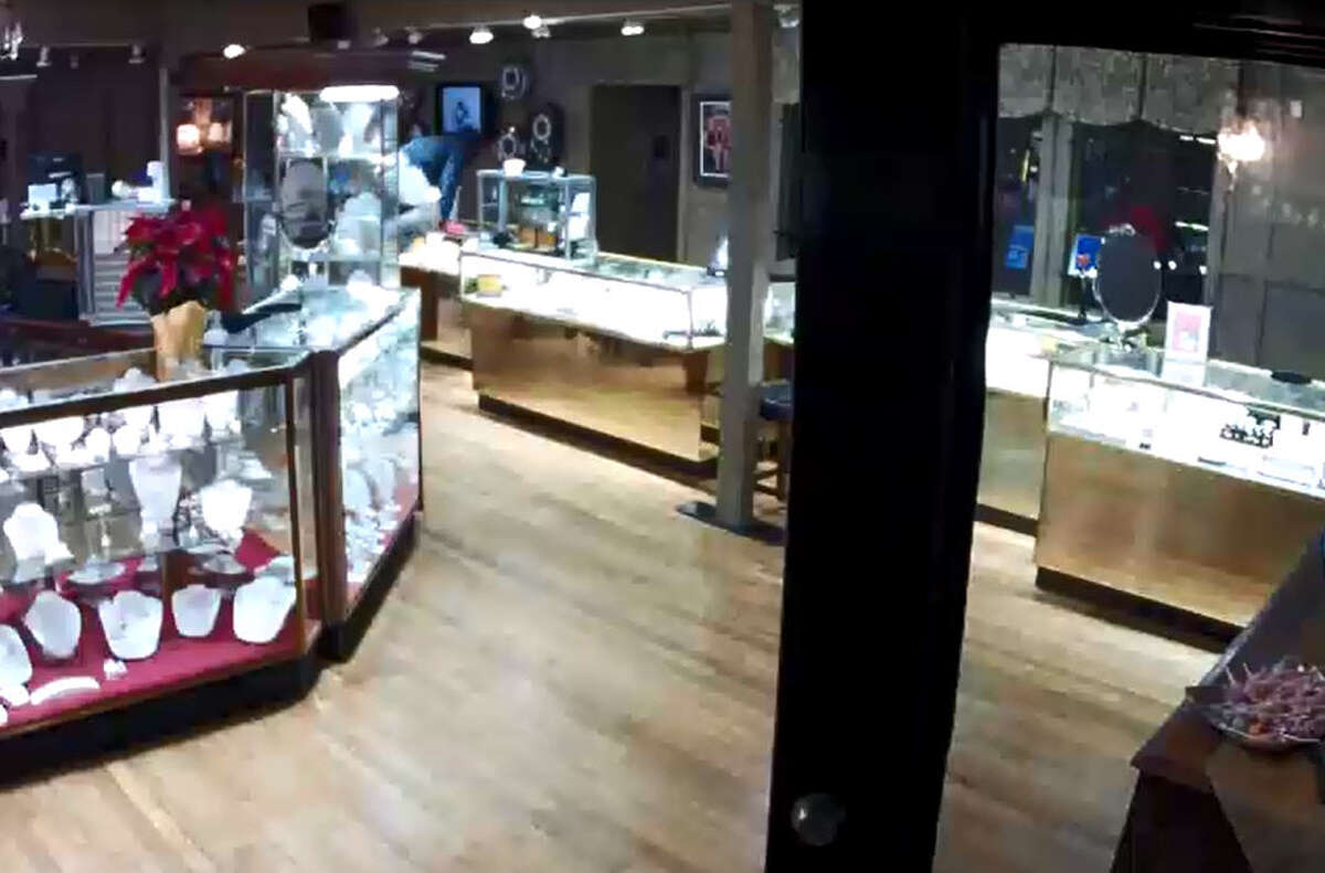 Jewelry clerk fires shots at Richmond robbery suspects