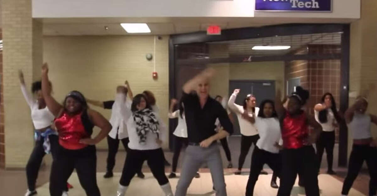 Dallas teacher gets Uptown Funk'y at school(02)