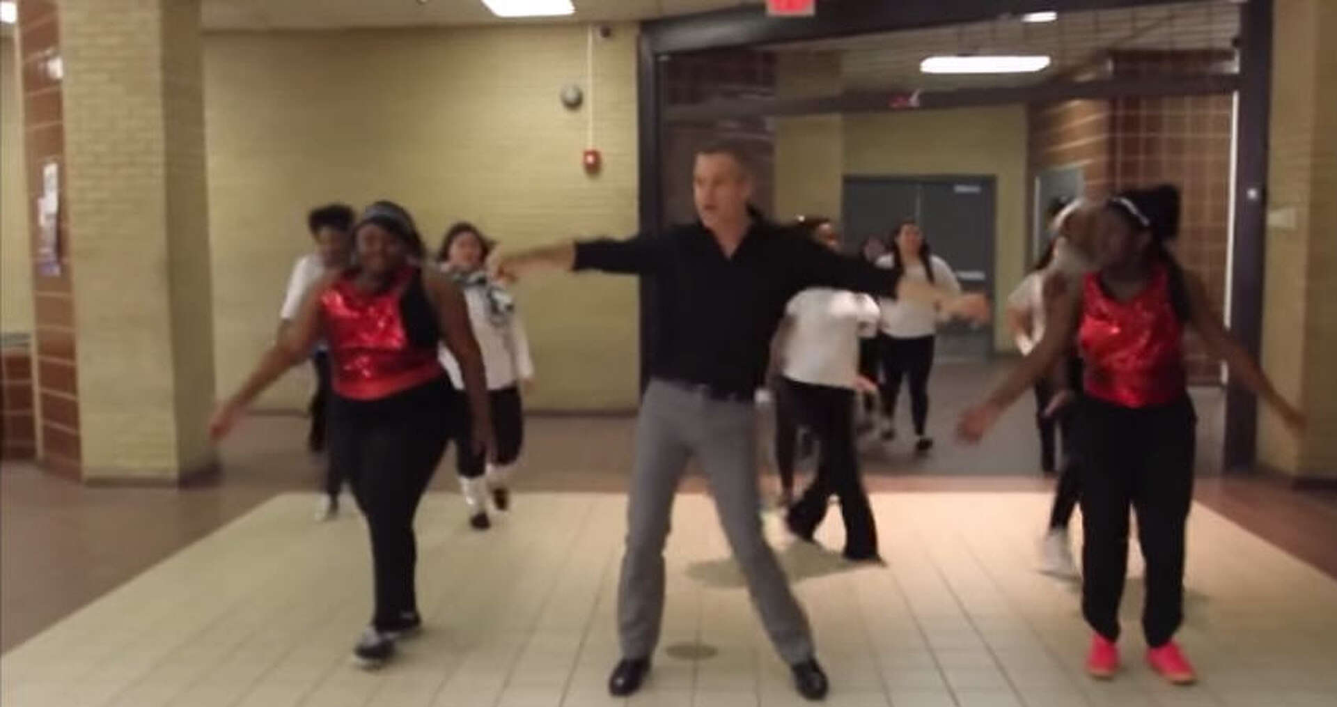 Dallas teacher gets Uptown Funk'y at school