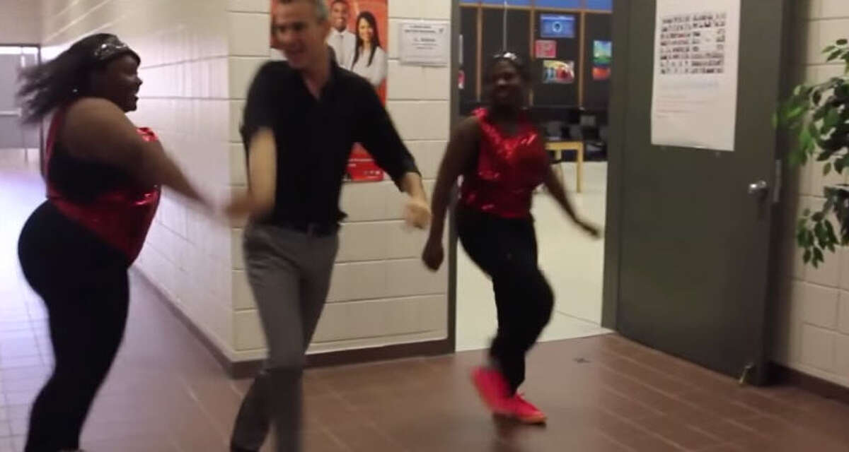 Dallas teacher gets Uptown Funk'y at school