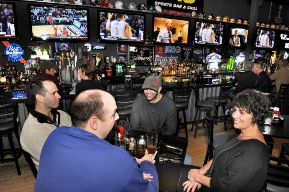 New Milford's 1st and 10 Sports Bar and Grill suddenly ...