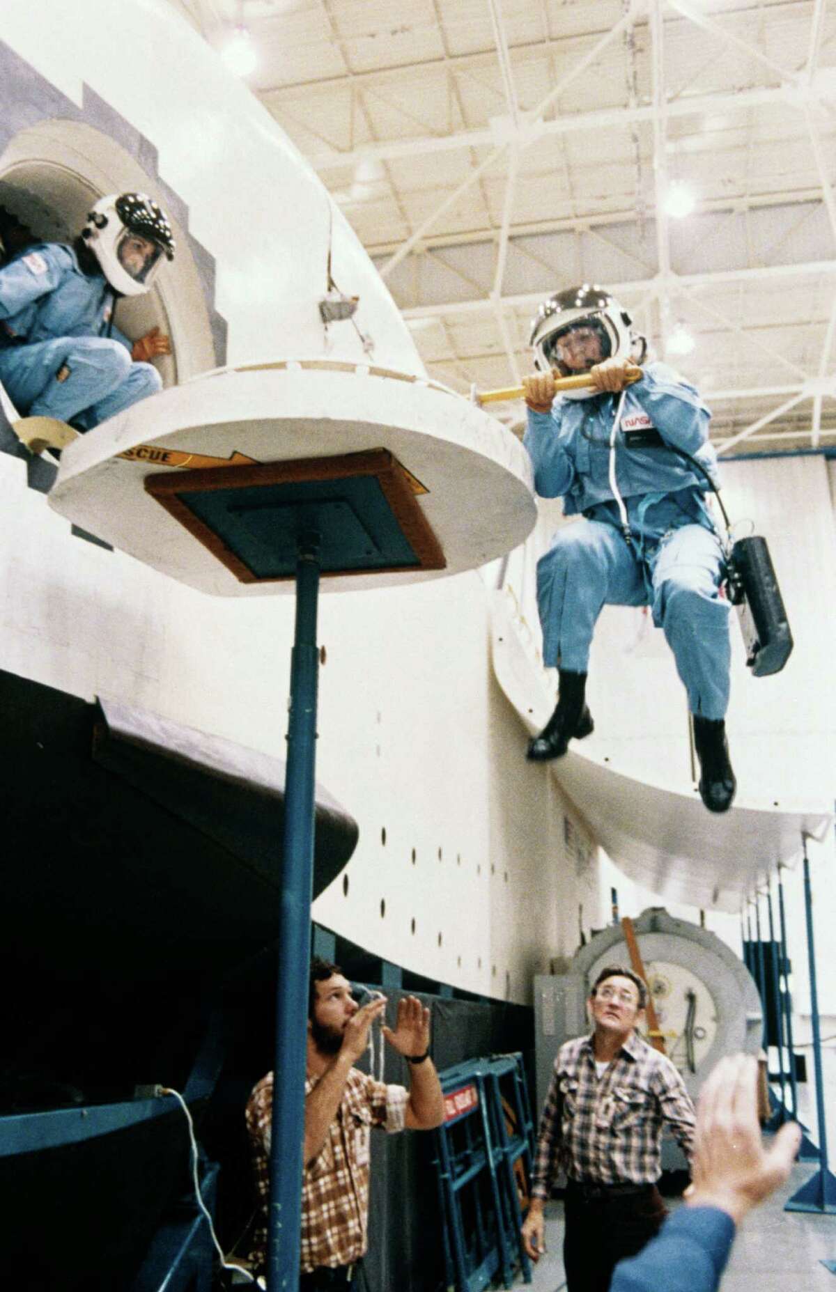 Challenger Crew Bodies Photos - 4l5oaou