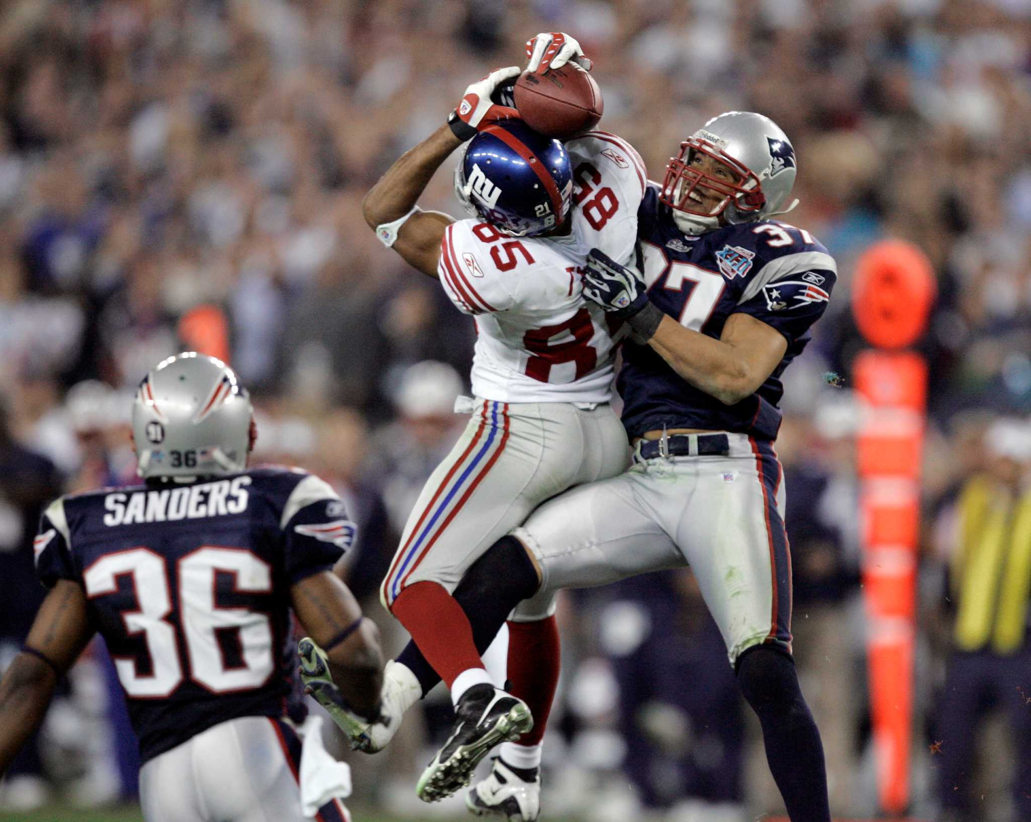 New York Giants wide receiver Plaxico Burress catches the winning 13 yard  touchdown in the fourth quarter against the New England Patriots during Super  Bowl XLII at University of Phoenix Stadium in