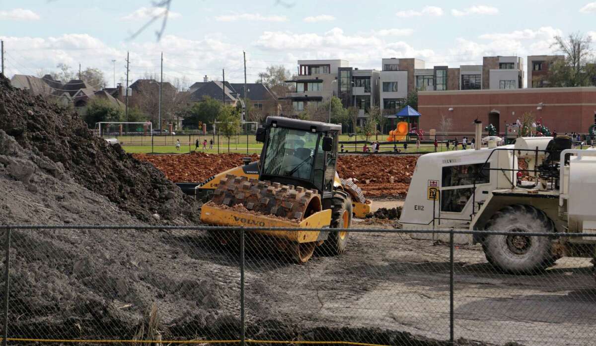 How many tons of construction and demolition materials were recycled in Texas in 2013?