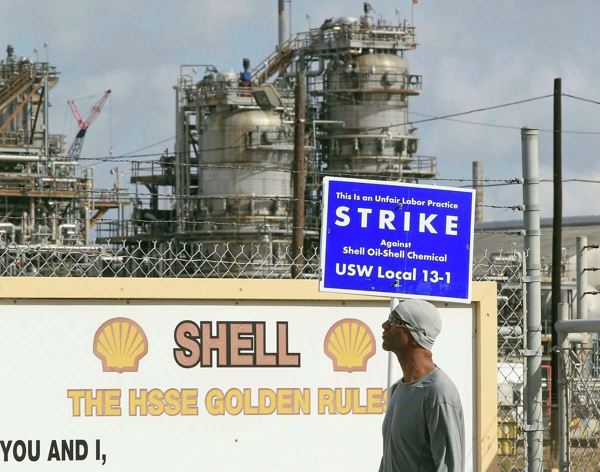 A striking United Steelworker Union member picketing outside the the Shell Deer Park Refinery Sunday, Feb. 1, 2015, in Deer Park. ( James Nielsen / Houston Chronicle )