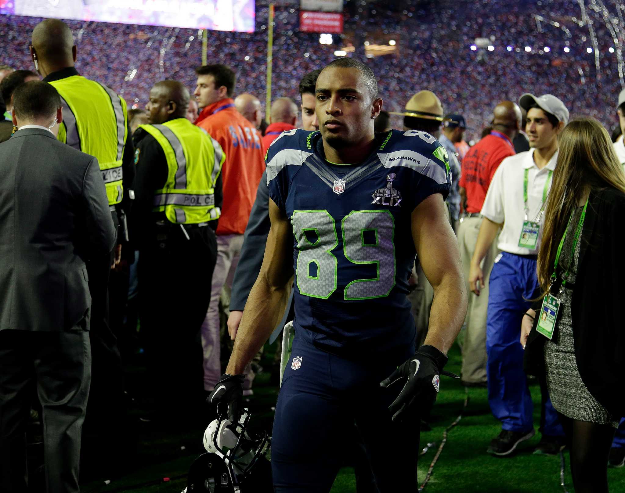 The Seahawks sideline reacts after Doug Baldwin's touchdown reception from  Russell Wilson in the second quarter.