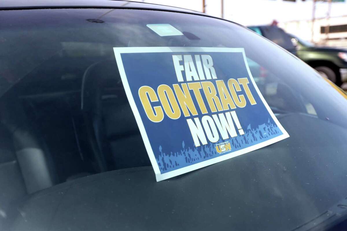 A sign in a union member's car shows the United Steelworkers' position in its negotiations. ﻿