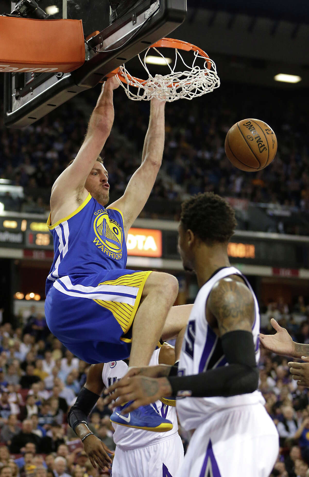 David Lee stuffs home two of his eight points over the Kings’ Ben McLemore on a night when the Golden State bench players contributed 61 points.