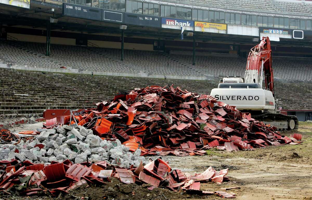 Last team at Candlestick Park is bent on demolition