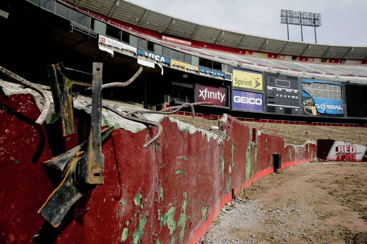 Last team at Candlestick Park is bent on demolition