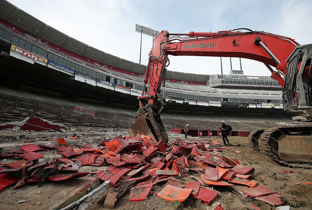 Last team at Candlestick Park is bent on demolition