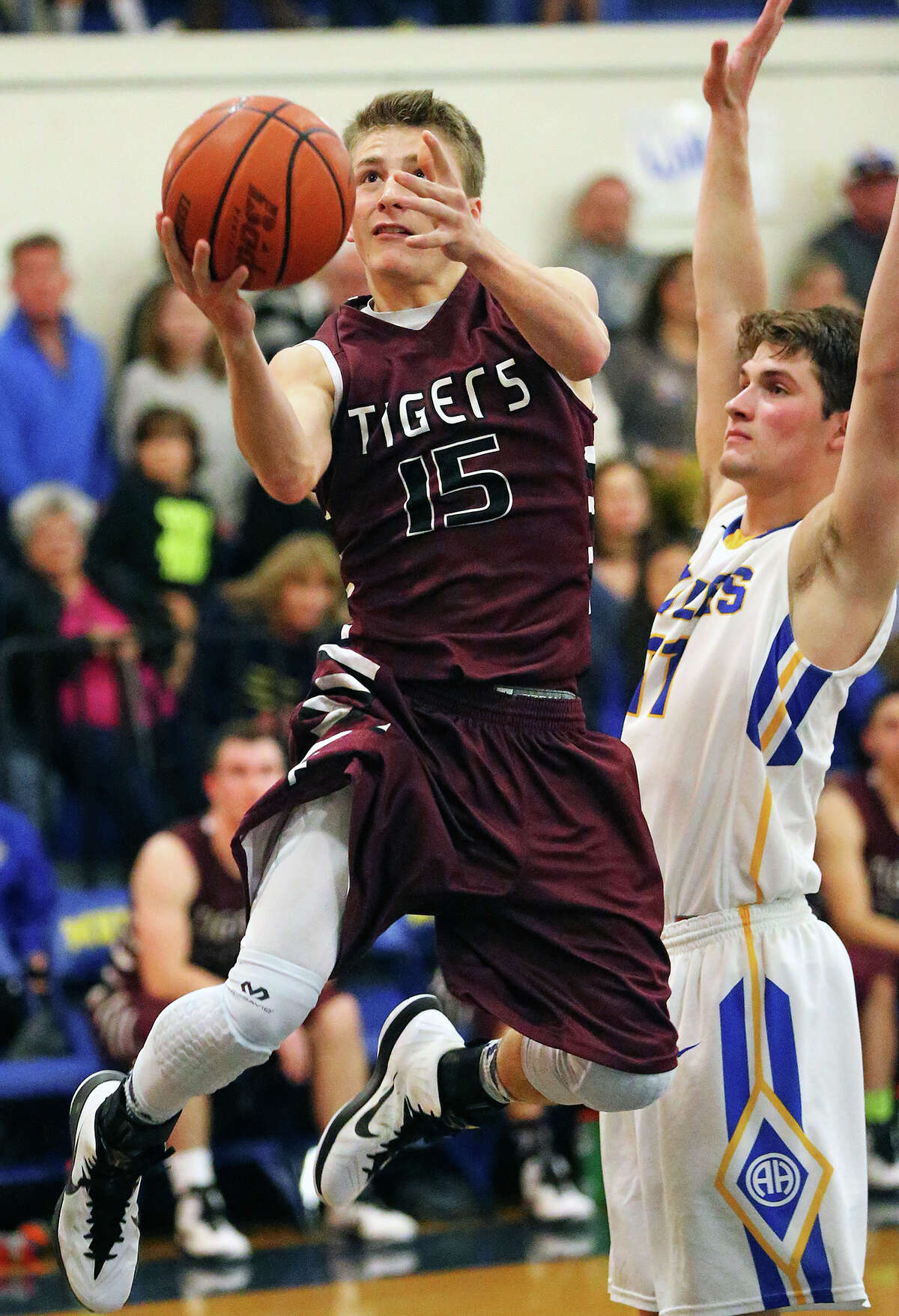 Floresville edges Alamo Heights, takes district lead