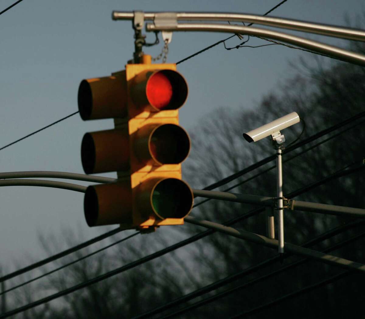 Сколько штраф на красный свет 2024. Камера на светофор. Желтый свет светофора. Красный светофор штраф. Камера на красный сигнал светофора.