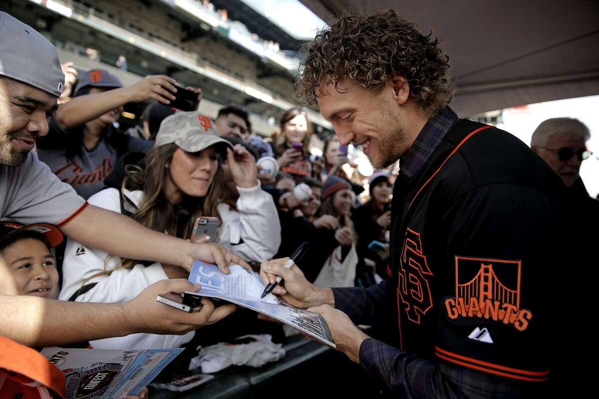 Threat of rain doesn’t dampen enthusiasm at Giants FanFest