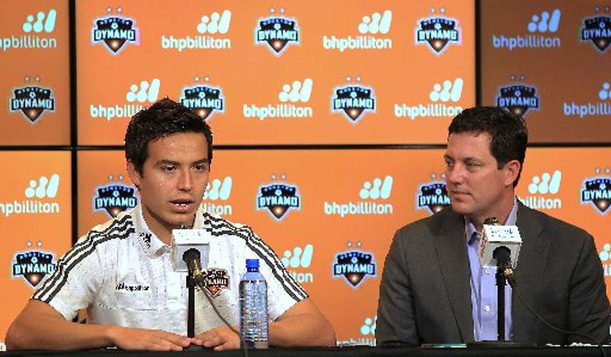 'El Cubo' Torres responde a una pregunta durante la conferencia de prensa, junto al presidente del Dynamo, Chris Canetti (der.).