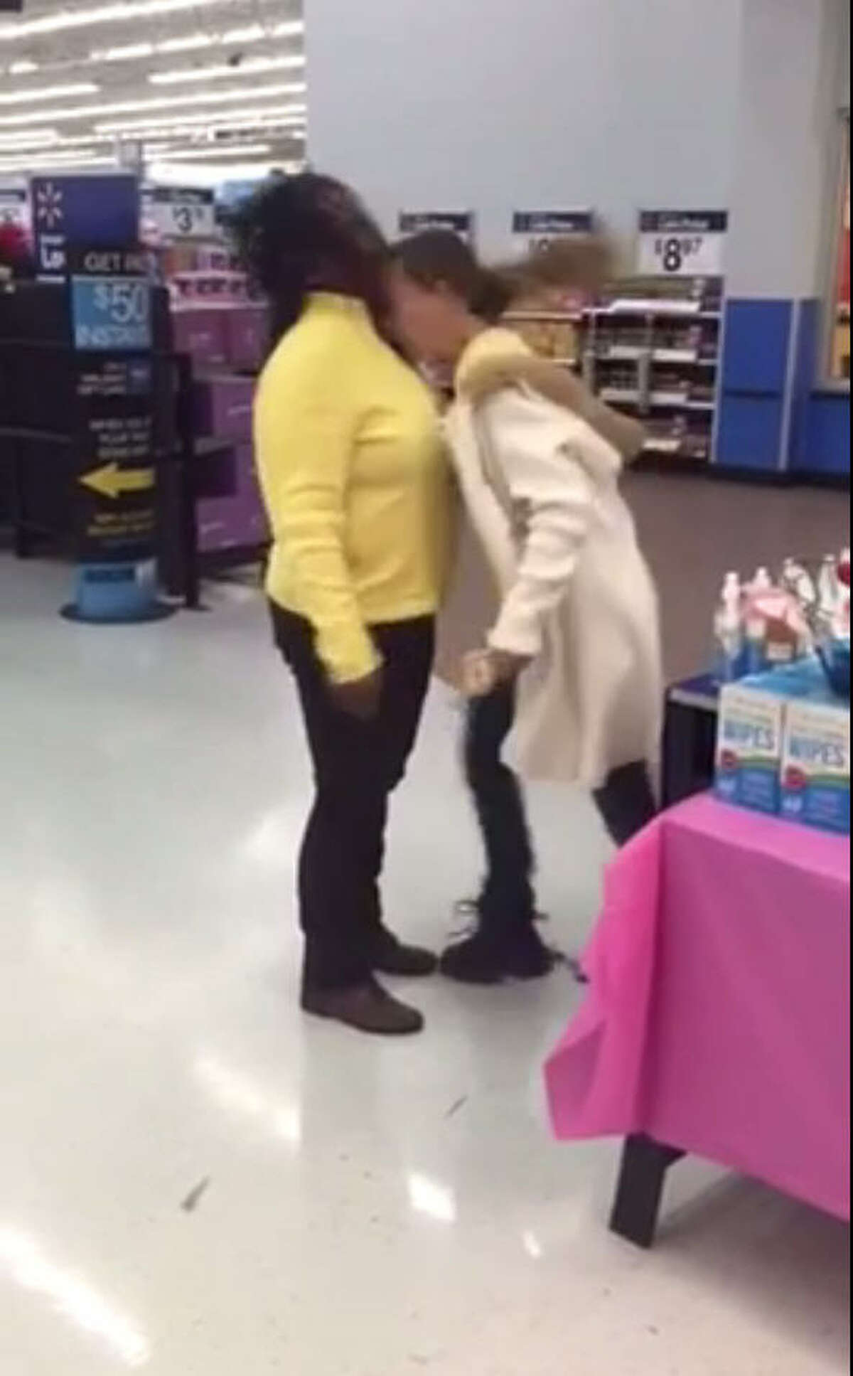 Reports Woman arrested after Walmart fight goes viral