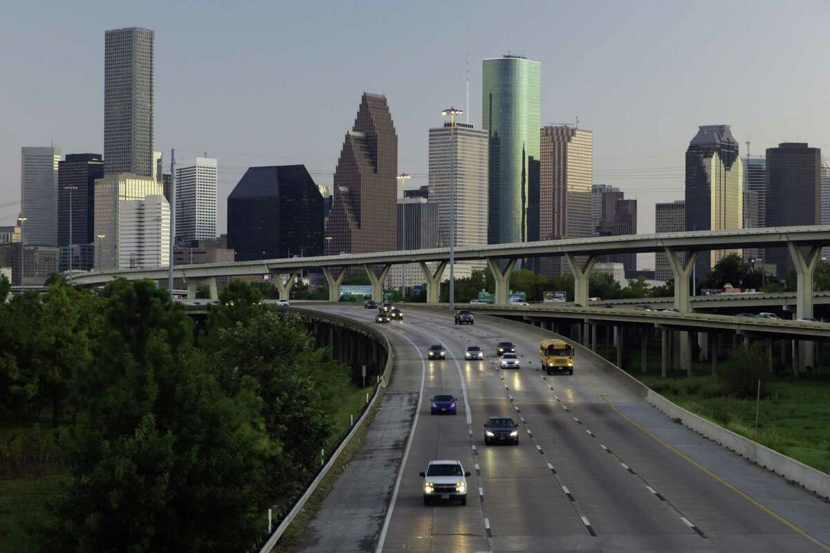 How U.S. metros are growing HOUSTON  City center growth (2007-11): -0.1 percent Suburb growth (2007-11): 2.0 percent Source: City Observatory
