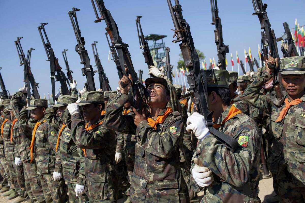 缅甸警察全副武装对蒲甘佛塔周边实行24小时巡逻-搜狐大视野-搜狐新闻