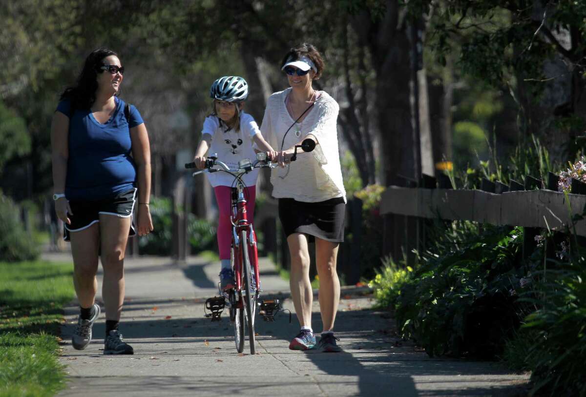 A family and friends safely walk and ride in harmony on the Ohlone Greenway in Berkeley, but which side should they walk on? (Chronicle file photo)