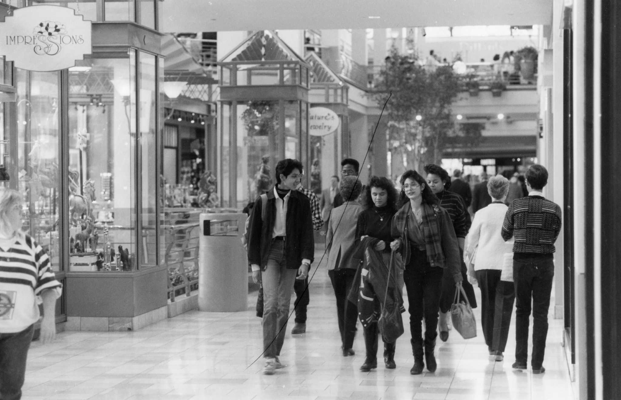 North Star Mall 1960 and 2019 : r/sanantonio