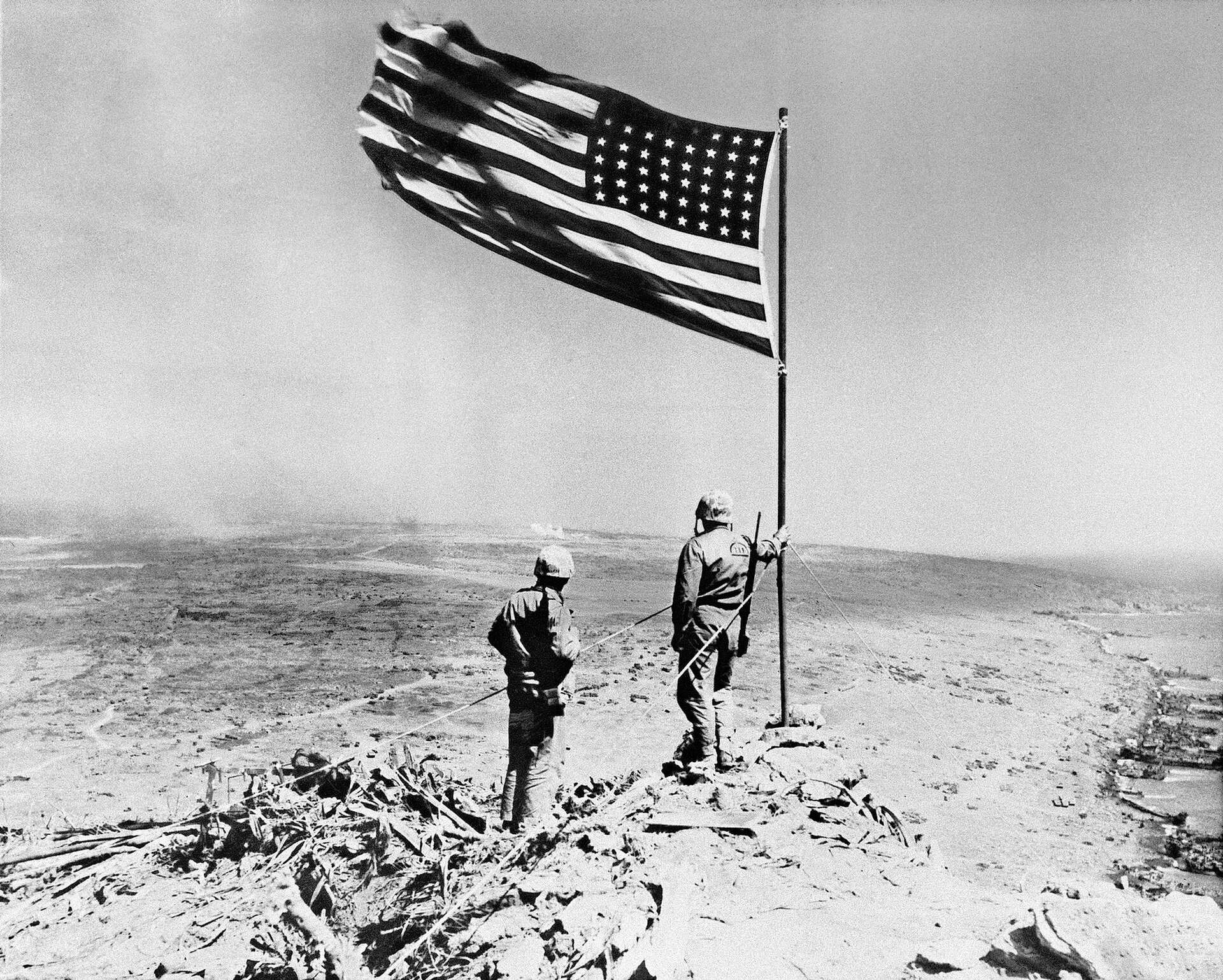 70 years ago: American flag raised on Iwo Jima, image size:1920x1539