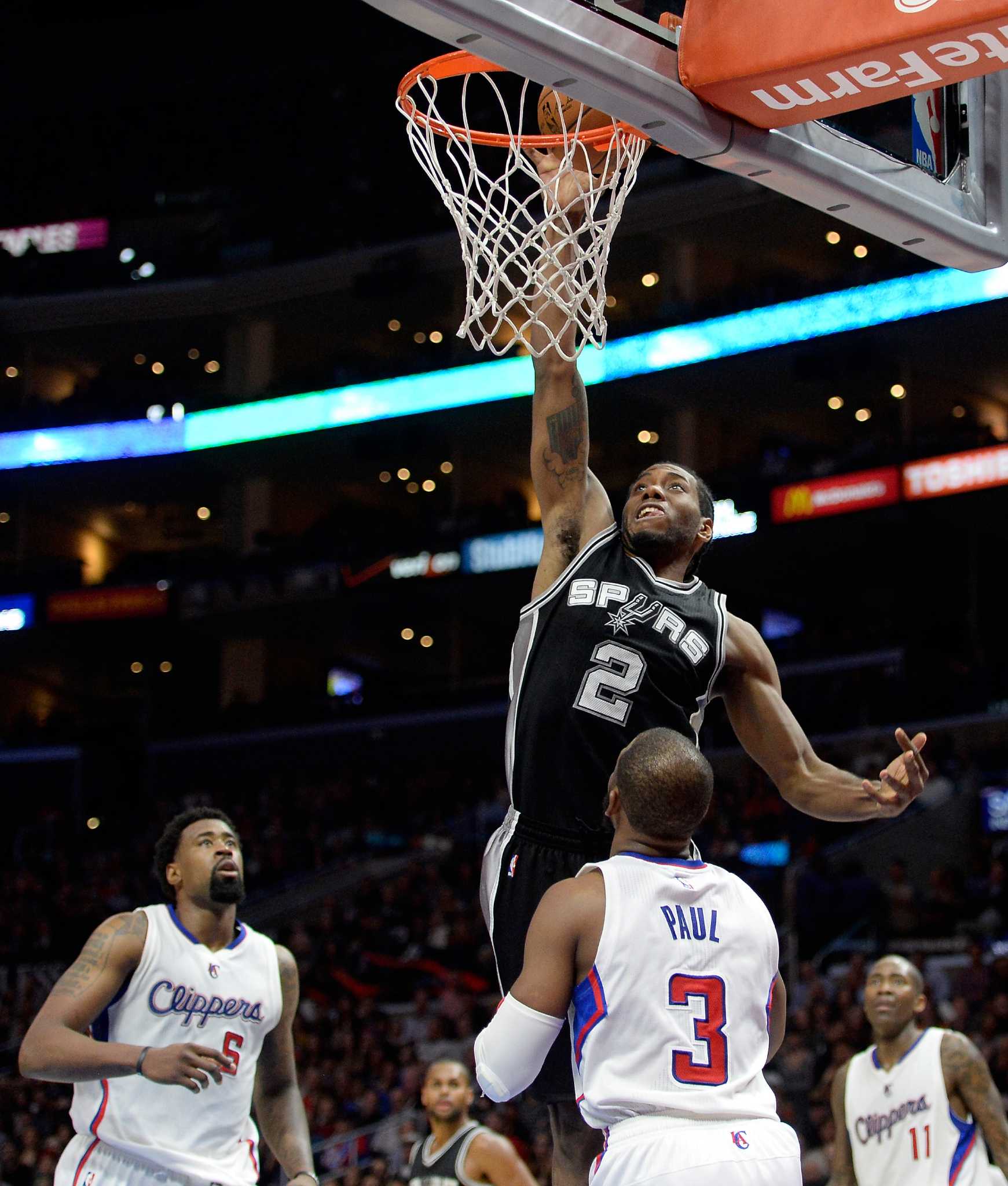 Kawhi Leonard dunked Derrick Favors through the rim in NBA Playoffs 