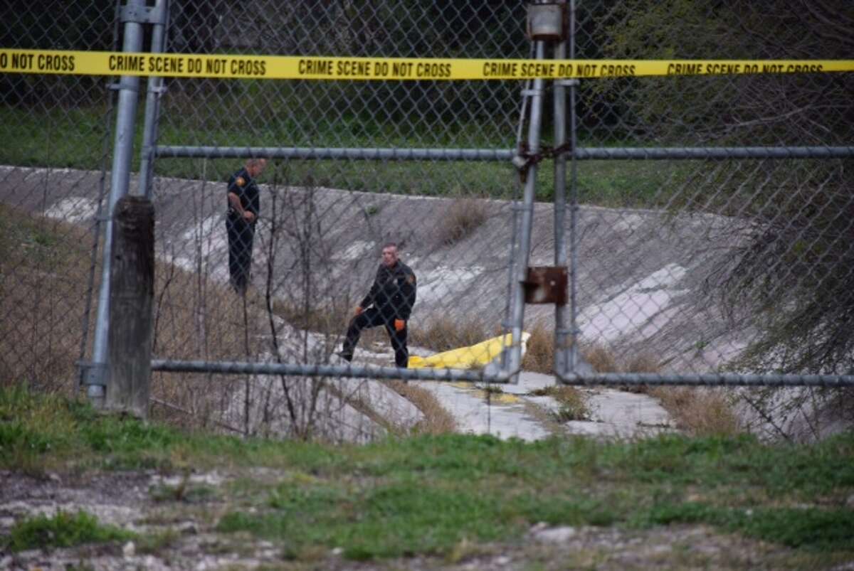 San Antonio police are investigating a shooting on the West Side. Officers were called to a ravine behind the 1100 block of Shadwell around 8 a.m. after receiving a call that a man had been shot. When they arrived, they discovered a body.