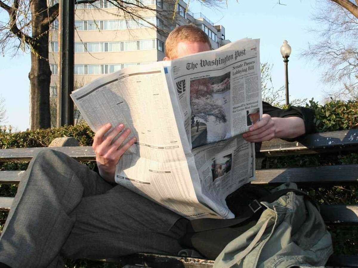 Newspaper man. Человек с газетой. Чтение газеты. Человек читает газету. СМИ США.