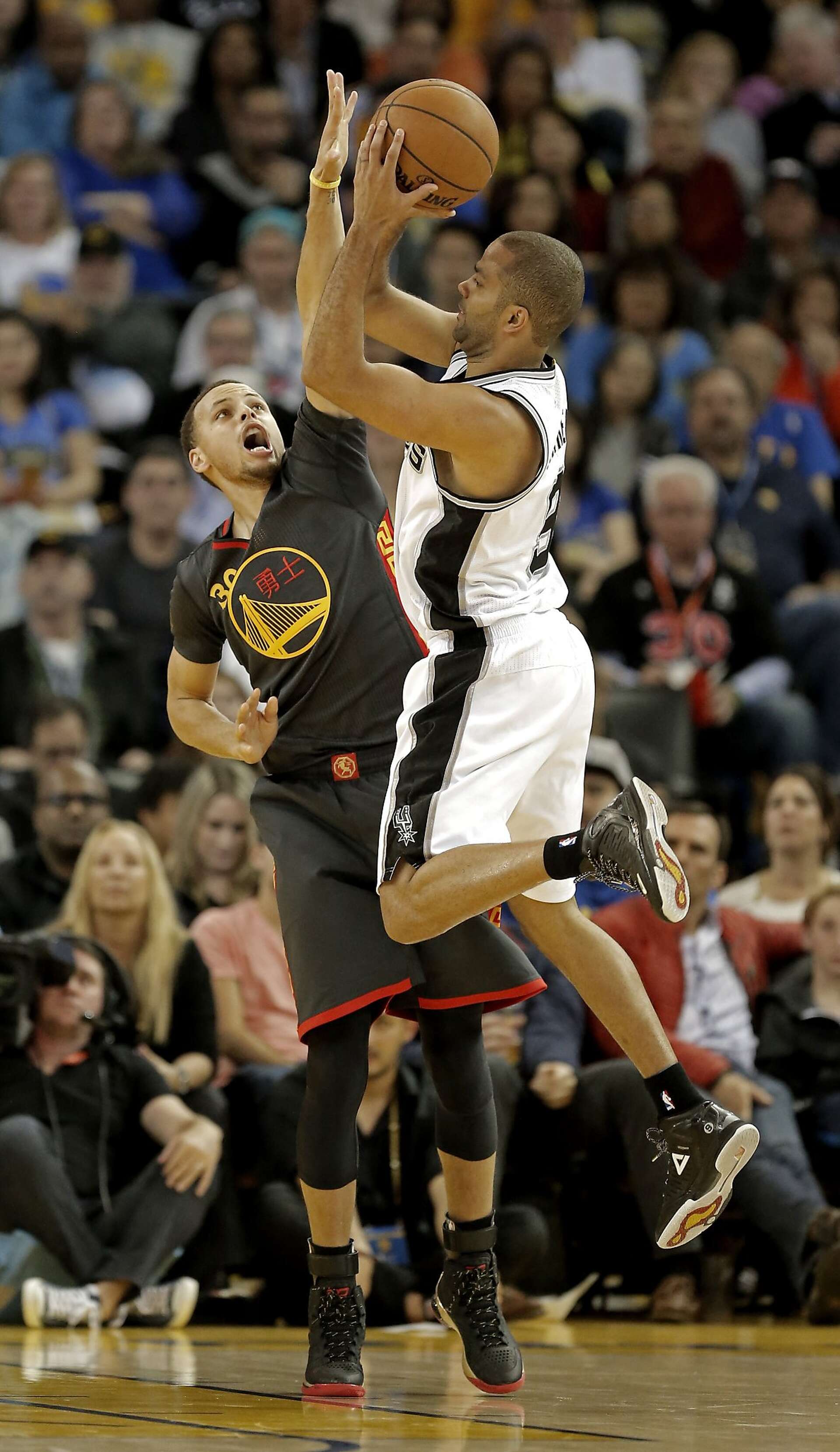 Warriors show they're good as gold in win over Spurs, image size:1920x3315
