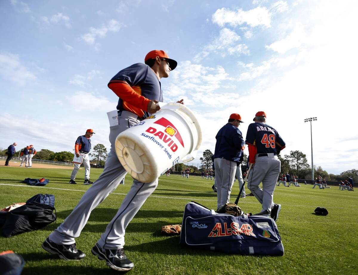 Astros bullpen catcher gets muddy at spring training