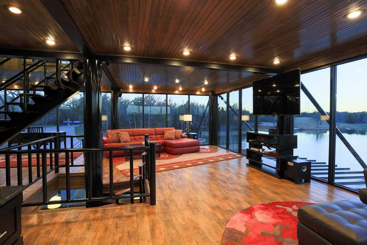 The glass lake house & other country homes in Texas