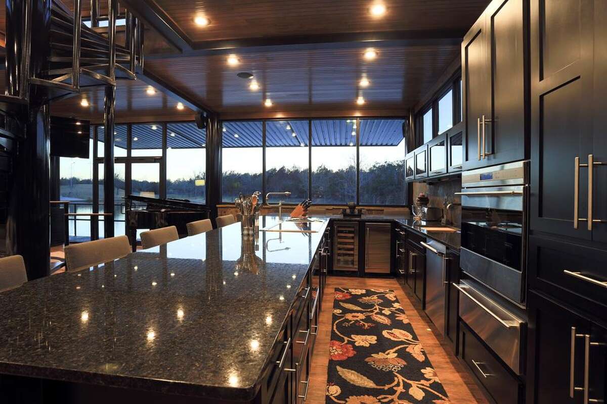 The glass lake house & other country homes in Texas