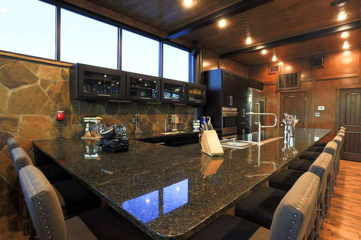 The glass lake house & other country homes in Texas