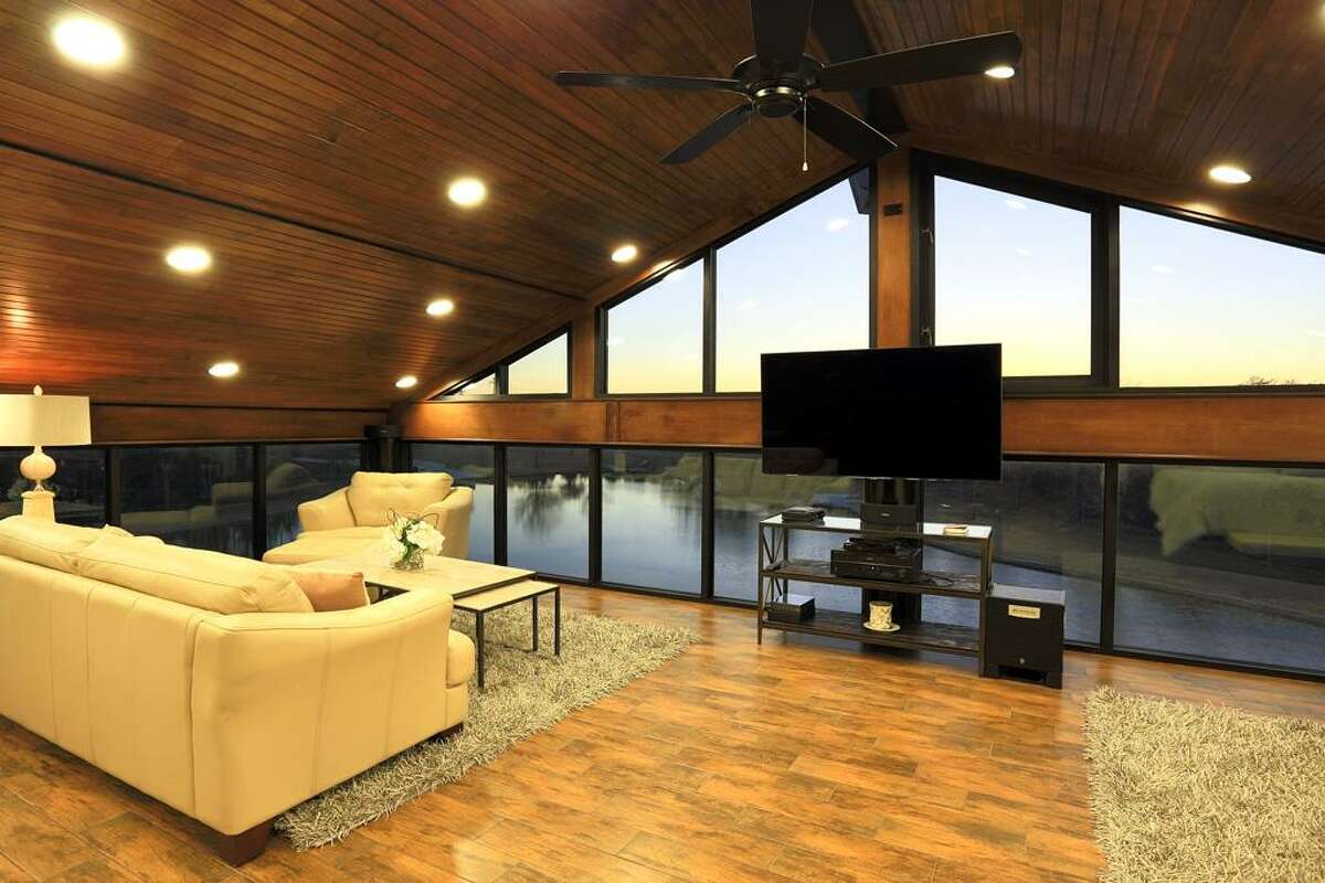 The glass lake house & other country homes in Texas