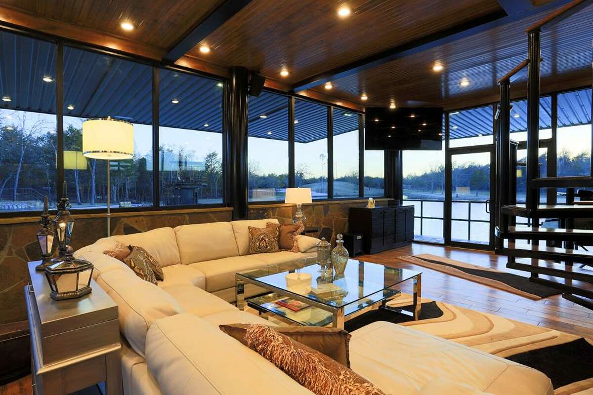 The glass lake house & other country homes in Texas