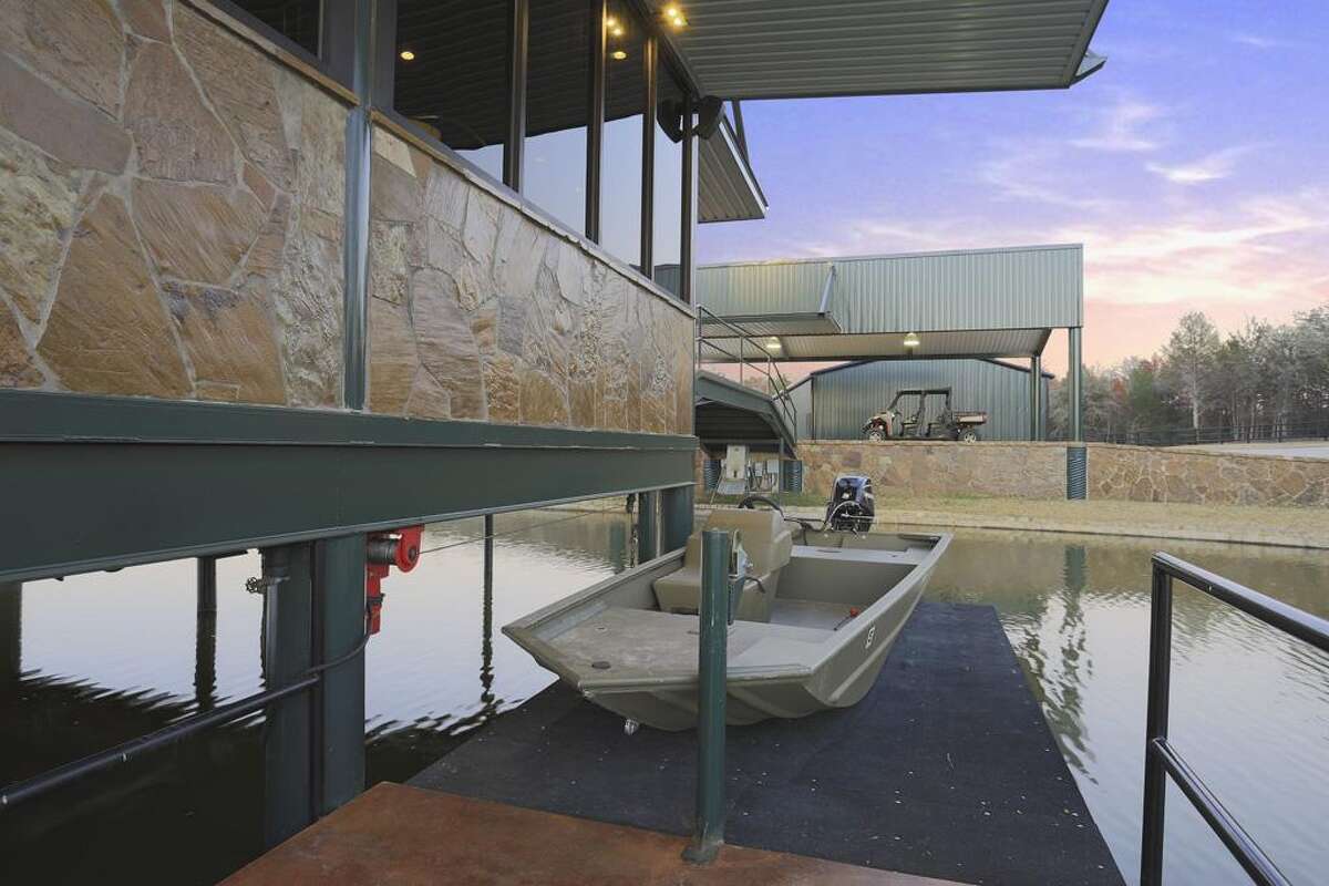 The glass lake house & other country homes in Texas