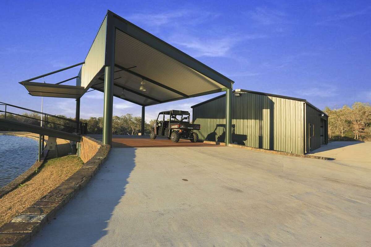 The glass lake house & other country homes in Texas