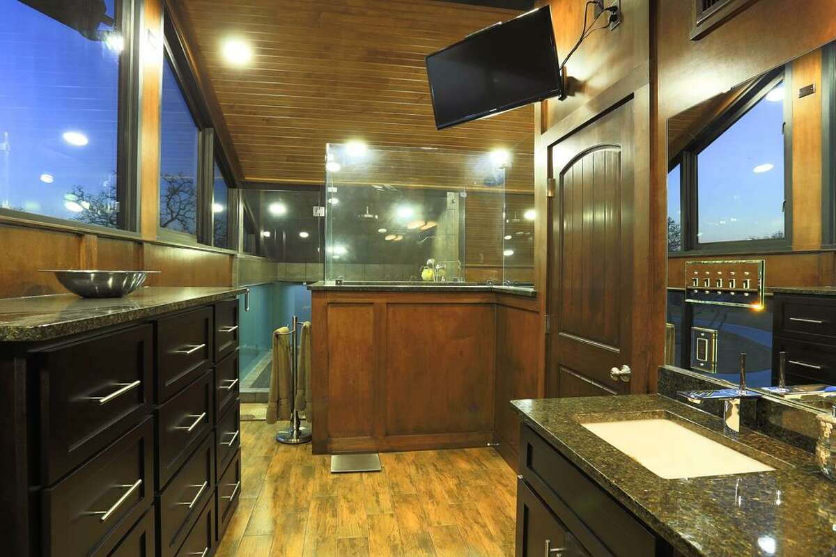 The glass lake house & other country homes in Texas