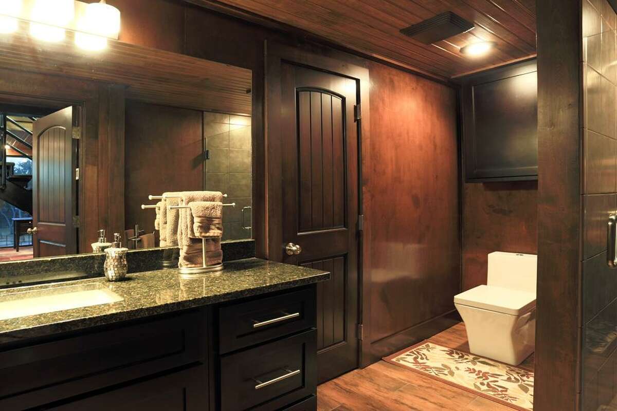 The glass lake house & other country homes in Texas